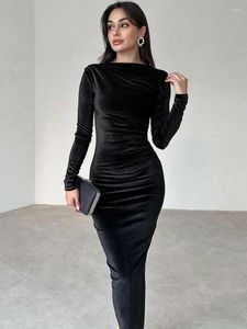 Casual jurken 2024 Spring elegante o-neck vouwen midden-kalf fluweel voor vrouwen lange mouw tunieken hoge taille bodycon avond feestjurk