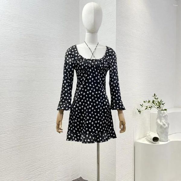 Vestidos casuales 2024 Spring Summer Falda Negro Blanco Floral Sweet Sweet Tops Corcha cruzada Halter Self Tie Tie Mini Mini Vestido