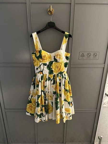 Robes décontractées 2024 Printemps à fleur jaune de printemps Imprimé rose avec tasse de poitrine Square Cou grand ourlet A-Line Suspenten Robe femme midi jupe