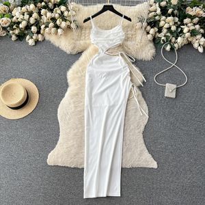 Robes décontractées 2024 Été Femmes Sexy Blanc Spaghetti Sangle Sans Manches Découpé À Lacets Cordon Ruché Haute Split Longue Robe De Vacances De Plage