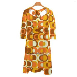 Robes décontractées motif rétro industriel des années 70 dans les tons orange et marron robe à encolure carrée grande taille femmes élégantes taille serrée