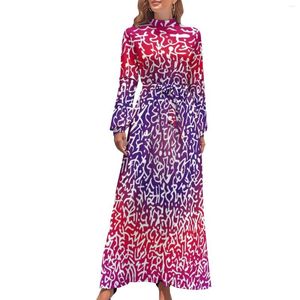 Robes décontractées Lettres abstraites Imprimer Robe à manches longues Rouge et Jaune Sexy Maxi Col Haut Street Wear Custom Boho Beach