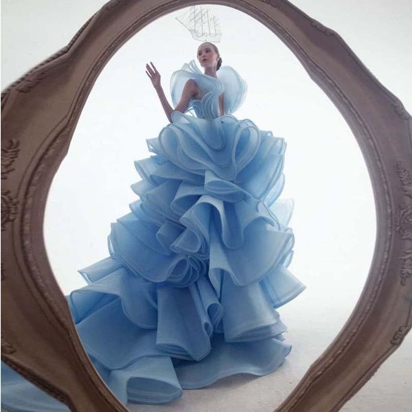 Robes Décontractées Incroyable Conception 3D À Volants À Volants Robe De Bal Femmes 2023 Puffy Bleu Ciel Col En V Profond Dos Nu Long Train Organza Robes De Maternité