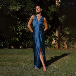 Robes décontractées Amazon 2024 Été européen et américain Elegant's Elegant Twisted Sans manches V-Neck Split Commutiting Style Long Robe