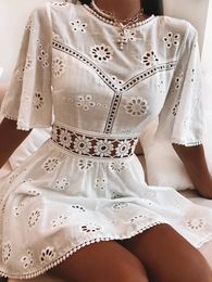 Casual jurken aproms Elegant witte bloemen borduurwerk katoenen jurk vrouwen casual high fashion backless korte mni jurken hoge taille herfstjurk 230410