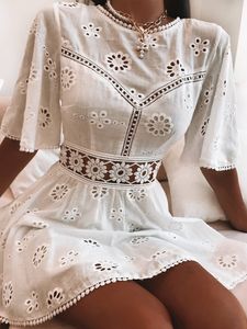 Robes décontractées Aproms Élégant Blanc Floral Broderie Coton Femmes Haute Couture Dos Nu Court Mni Taille Automne 230411