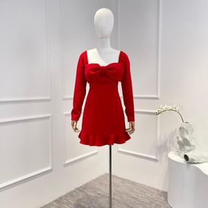 Casual jurken aankomst 2023 vroege herfst topkwaliteit rode franje ruche big boog voorste brede halslijn mini jurk voor feest