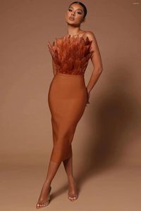 Casual jurken Aankomst bruin rozenerige vrouwen sexy veren van de schouder bodycon mid-kalf jurk rayon verbrandfeestje kostuum