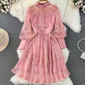 Robes décontractées automne 2024 Vintage Water Soluble Lace's Women's Stand Collar Lantern Lantern Sleeve Hollow Out Embroide MIDI VOSTIDOS