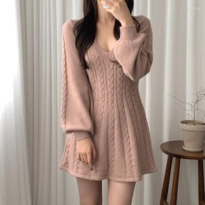 Robes décontractées Automne Tricoté Femmes Hiver 2023 Pull coréen Sexy Col en V Longue Lanterne Manches Une Ligne Robe Pull Printemps