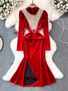 Vestidos informales Outumn Winter Luxury Pearls Collar Velvet Mermaid Vestido de mujeres Soporte de manga larga lentejuelas de fiesta dividida Bente