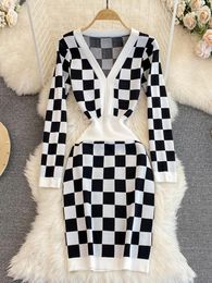 Robes décontractées Automne Femmes Robe tricotée 2023 Retro Sexy Sexy Black Blanc Plaid Coumure de contraste V Vestidos de fermeture à col en V V Vestidos