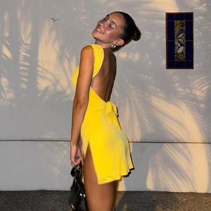 Robes décontractées dos nu à lacets jaune Mini robe Sexy sans manches fente été moulante pour les femmes 2023 plage fête ClubwearCasual