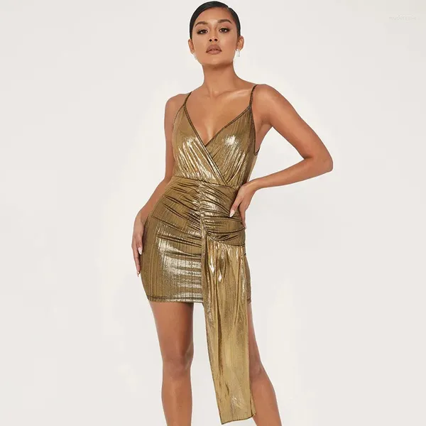 Robes décontractées BKLD 2023 Mode d'été Gold Sexy Robe métallique sans dos Femme V-Col V-Col Spaghetti Strap Bodycon Noël Court Mini Wrap