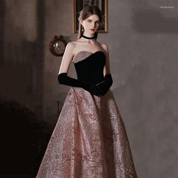 Robes d￩contract￩es noire h￴te l￩ger luxe petite foule tra￮nant le banquet de style hepburn r￩union annuelle haut de gamme princesse haut de gamme 18 ans