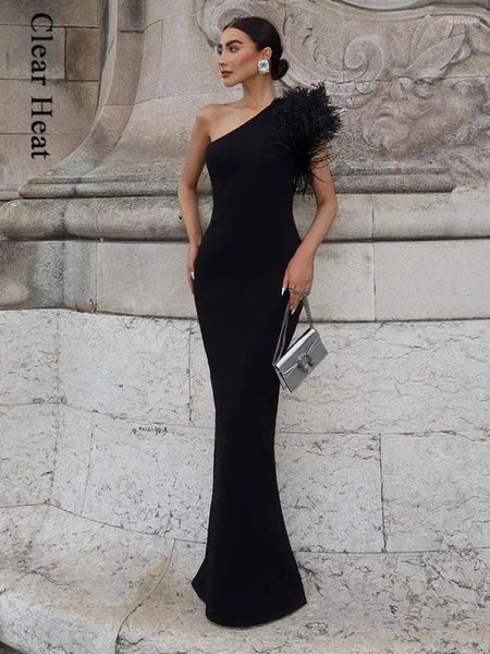 Robes décontractées Noir Sexy Une épaule Plume Maxi Robe Femmes Élégant Sans Manches Moulante Bal 2024 Mode Dames Soirée Soirée