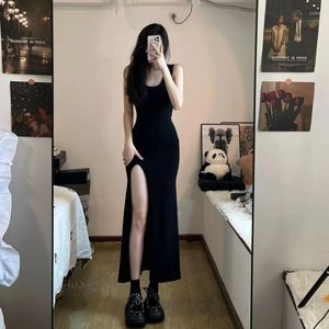 Casual jurken zwarte mouwloze jurk vrouwen Koreaanse mode -stijl zijkant Slit onregelmatig midden kalf sexy schede solide elegante chic zomer