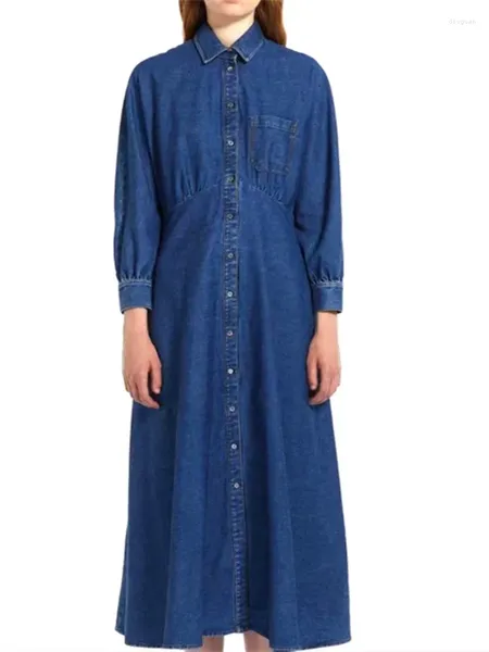 Robes décontractées Femmes bleues Longue manche en jean Robe printemps d'été 2024 Colliers de redressement simples Simple Single Breasted Midi robe