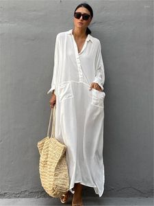 Robes décontractées bohème lâche solide robe pour femmes été 2023 Sexy évider col rabattu blanc tunique plage Maxi A2024