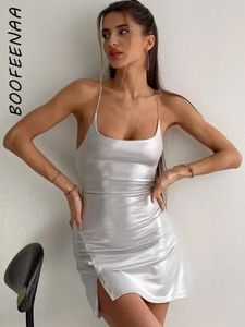 Robes décontractées Boofeenaa Metallic Silver Backless Halter Mini robe pour femmes 2024 Summer Sexy Club Wear Slit Bodycon C95-BD12