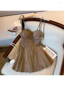 Robes décontractées Brown Fashion Vintage sans manches rétro plissé court 2024 été femmes sexy bretelles robe femme dans les vêtements