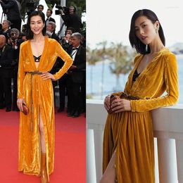 Vestidos informales Festival de cine de Cannes Estilo de pasarela Supermodelo Vestido a juego amarillo de un solo pecho con cuello en V de terciopelo ultra largo