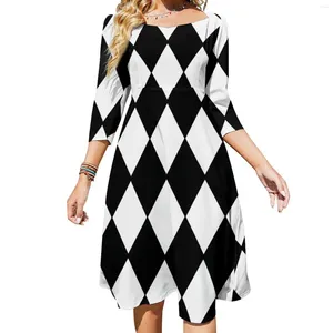Robes décontractées Vérifiez la robe imprimée Summer Black et blanc Femme Elegant Femme Trois Quarter Streetwear Graphic Oversize