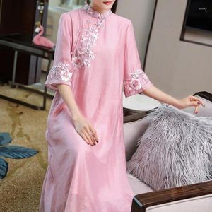 Casual Jurken Chinese Stijl Gemodificeerde Cheongsam Prachtige Geborduurde Feestjurk Vrouwen Retro Stand Kraag Elegant Roze Los Jaar