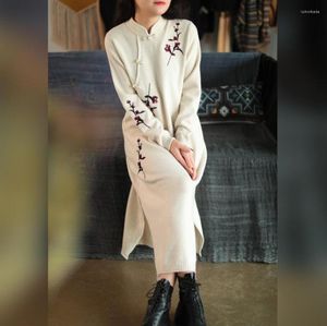 Casual Jurken Chinese Stijl Stand Kraag Gebreide Jurk Vrouwen Side Split Sexy Elegante Knop Borduren Bloemen Midi Herfst Gewaden vestidos