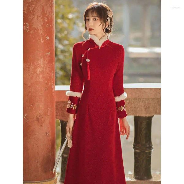 Robes décontractées Année chinoise Rouge Amélioré Cheongsam Midi Robe de soirée Femmes Rétro Col montant Manches longues Brodé Épaissi