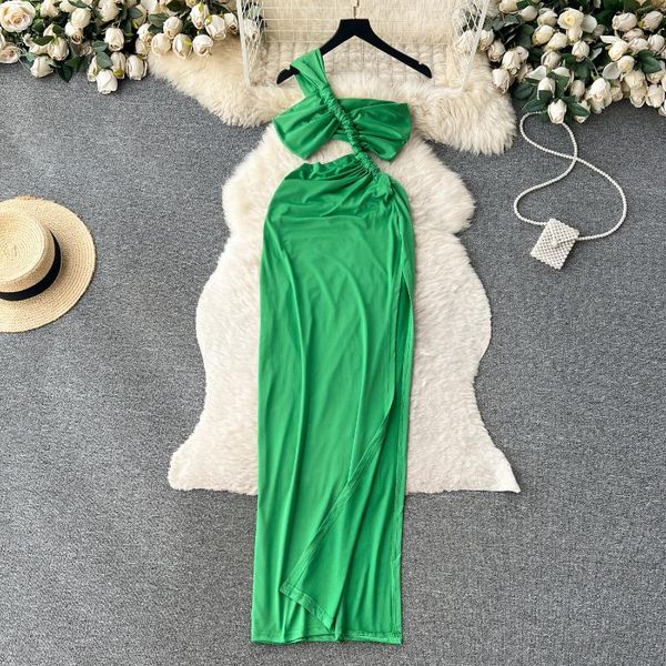 Vestidos casuales Clothland Mujeres Sexy Cut Out Maxi Vestido Inclinado Hombro Sin mangas Sin espalda Verde Negro Split Largo Mujer QC702