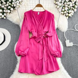 Robes décontractées Clothland femmes Vintage robe portefeuille croix col en V à manches longues une ligne couleur bonbon femme Chic Mini Vestido QB470