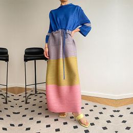Vrijetijdsjurken Kleurblokkerende geplooide jurk met open mouwen met modieus verlooptemperament en uitbreidbare lange rok