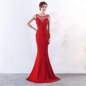 Lässige Kleider Corzzet Elegantes langes Meerjungfrau-Brautkleid Rote Blumenapplikationen Mesh V-Ausschnitt Frauen Fashion Club Celebrity Party