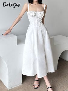 Robes décontractées Darlingaga Strap Shirring Mode coréenne Blanc Maxi Vacances Tie Up Sundress Corset Femmes Slit Summer Long 230428