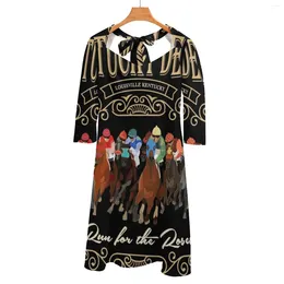 Robes décontractées Derby Run For The Roses Masques de courses de chevaux T-shirt classique. Png Dos laçage robe dos nu col carré noeud chérie