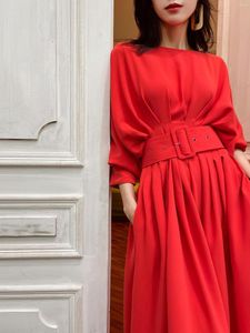 Robes Décontractées Design Sense Rouge Col Une-ligne Manches Chauve-Souris Simple Commutation Plissée Taille Haute A-ligne Robe Française Tempérament Élégant