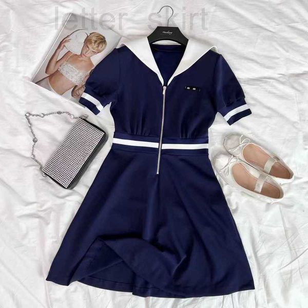 Diseñador de vestidos casuales Familia Miu 23 Primavera / Verano Nuevo estilo azul marino Contraste Cuello polo Cremallera Cintura Vestido de manga corta bordado Tendencia de mujer X05D