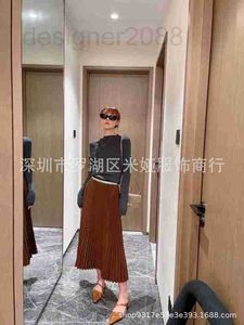 Designer de robes décontractées Shenzhen Nanyou Vêtements pour femmes haut de gamme 22 nouvelles lettres P Ruban élastique plié Demi-jupe longue QDFB