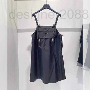 Vestidos casuales Diseñador Diseñador de mujeres sueltas mujeres negras sin mangas vestido de triángulo de marca italiana 0MCS