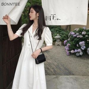 Robes décontractées habiller les femmes vintage élégante simple manche bouffée blanche solide