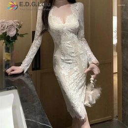 Vestidos casuales Edglulu encaje blanco fiesta elegante para las mujeres 2023 bordado hueco mini vestido con cuello en v manga larga 0809