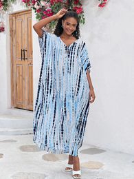 Vestidos casuales EDOLYNSA Caftanes de talla grande para mujer Estampado de rayas Tie Dye Kaftan Traje de baño Cubrir Vestido largo de playa Vestido suelto Lado dividido Túnica Q1218