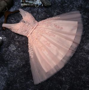 Casual Jurken Elegante Pearl Pink voor Prom Party 2021 Korte V-hals Applicaties Kralen Veterschoenen Knielengte Graduation Gowns Vestidos