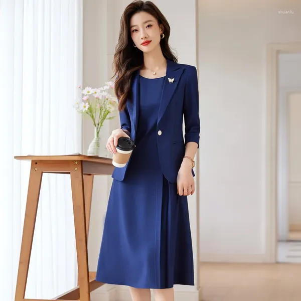 Robes décontractées Les femmes professionnelles élégantes conviennent au style minimaliste à la mode pour montrer la robe de travail avec un blazer dans des ensembles assortis