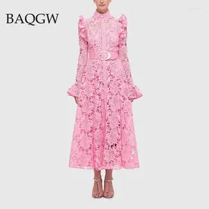 Robes décontractées Broiderie Patchwork Designer Elegant Pink For Women Long manches à manche à manches longues Robe de fête Hollow Out Out avec ceinture