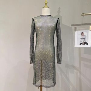 Robes décontractées Mode européenne et américaine Brillant Coloré Diamant Creux Robe de soirée transparente Sexy Col rond Slim Fit