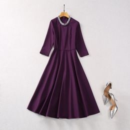 Robes décontractées Vêtements pour femmes européennes et américaines 2024 Spring Quarter Sleeve Perles Col rond Violet Mode Robe plissée XXL
