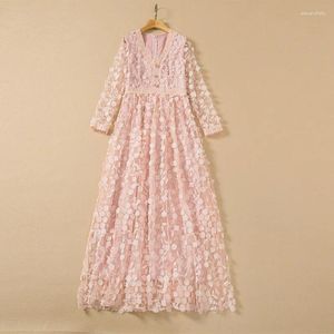 Robes décontractées Vêtements pour femmes européennes et américaines Printemps 2023 Robe plissée rose à manches longues à col en V avec pétales de fleurs à la mode