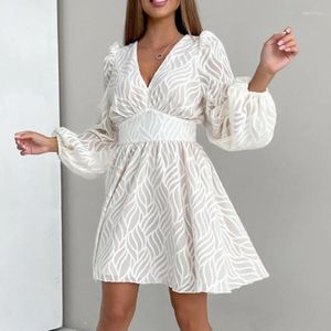 Robes décontractées Soirée Femme 2024 Robe de couleur unie Jacquard Banlieue Taille haute Jupe trapèze Manches ballon Dentelle Courte